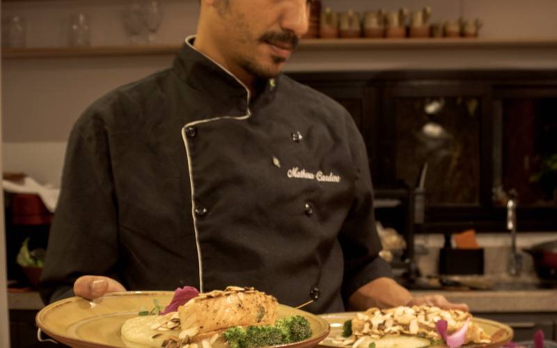 Chef finalizando um prato para o jantar privativo na Villa Eyá