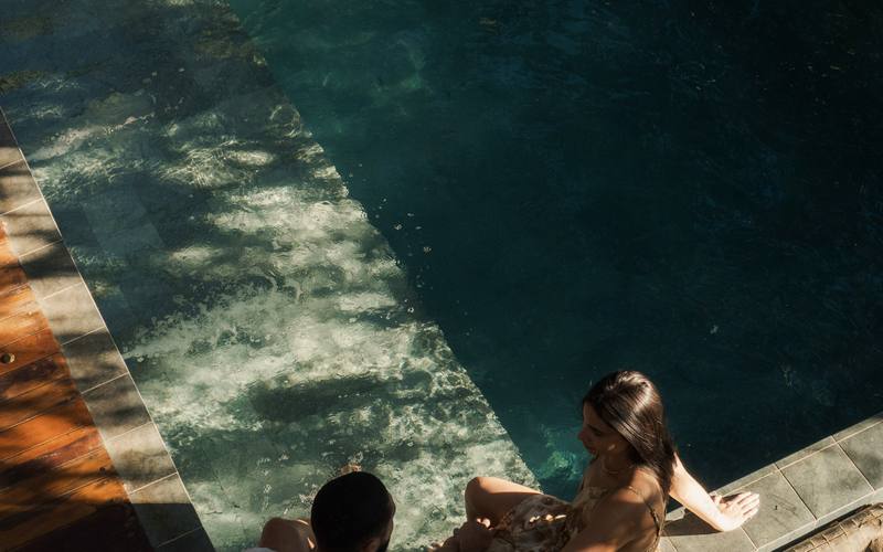 Piscina privativa aquecida em luz de fim de tarde