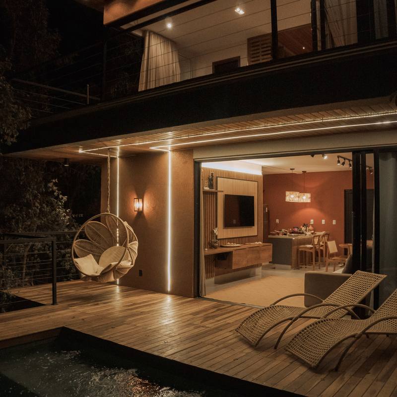 Bangalô Infinito iluminado à noite, visto da borda da piscina