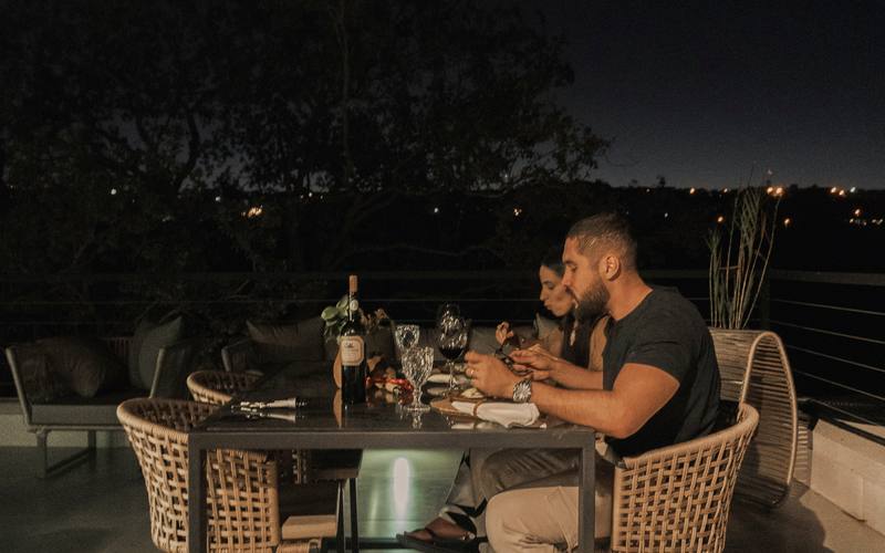 Mesa posta para jantar no terraço do bangalô Infinito à noite
