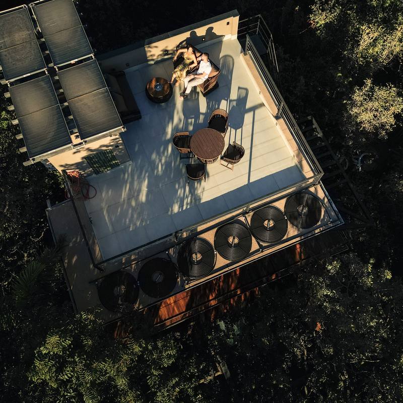 Terraço do bangalô Sorriso visto de cima, com os painéis solares da Villa