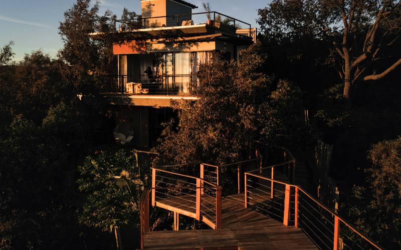 Deck suspenso de acesso aos bangalôs da Villa Eyá